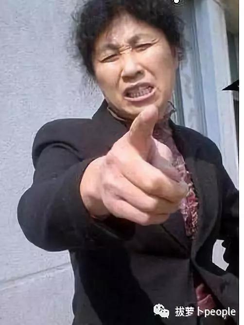 村干部醉酒后躺陪酒女怀中当事人称可能被人“设套”摆拍