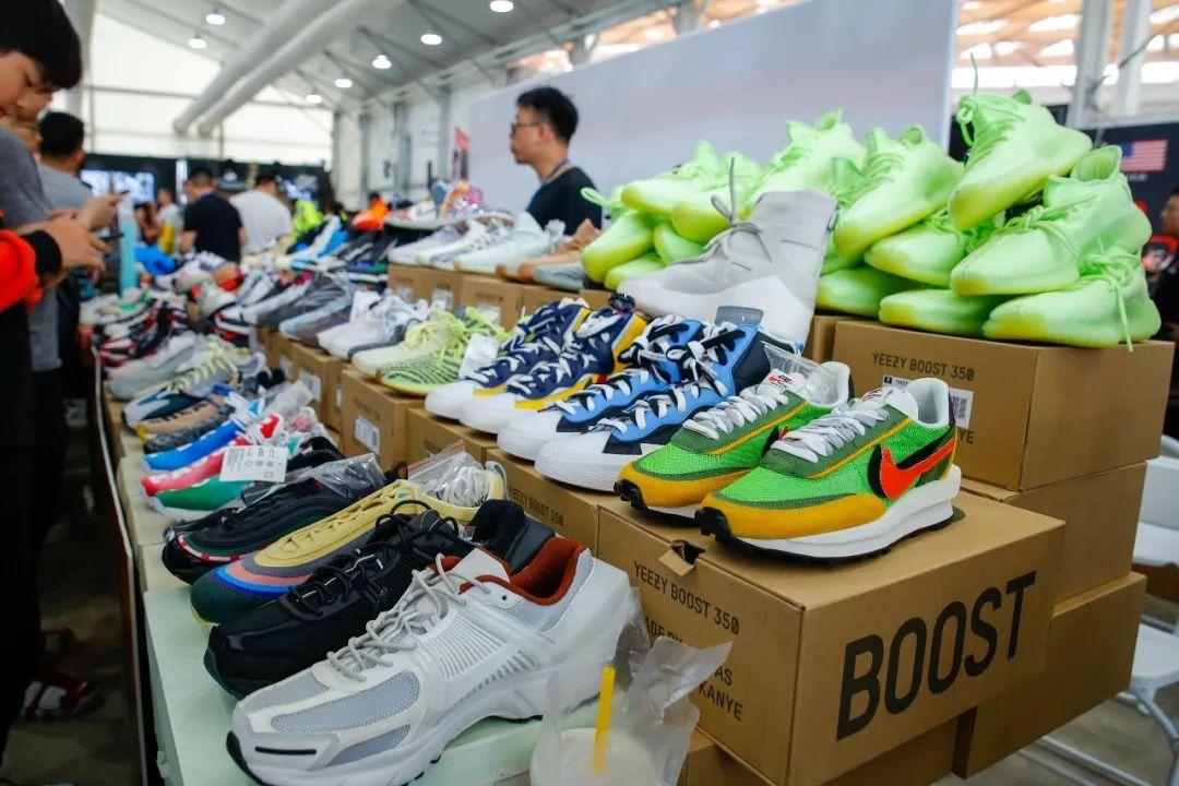 大学生一个月生活费给男朋友买鞋,大学生一个月生活费800可以吗