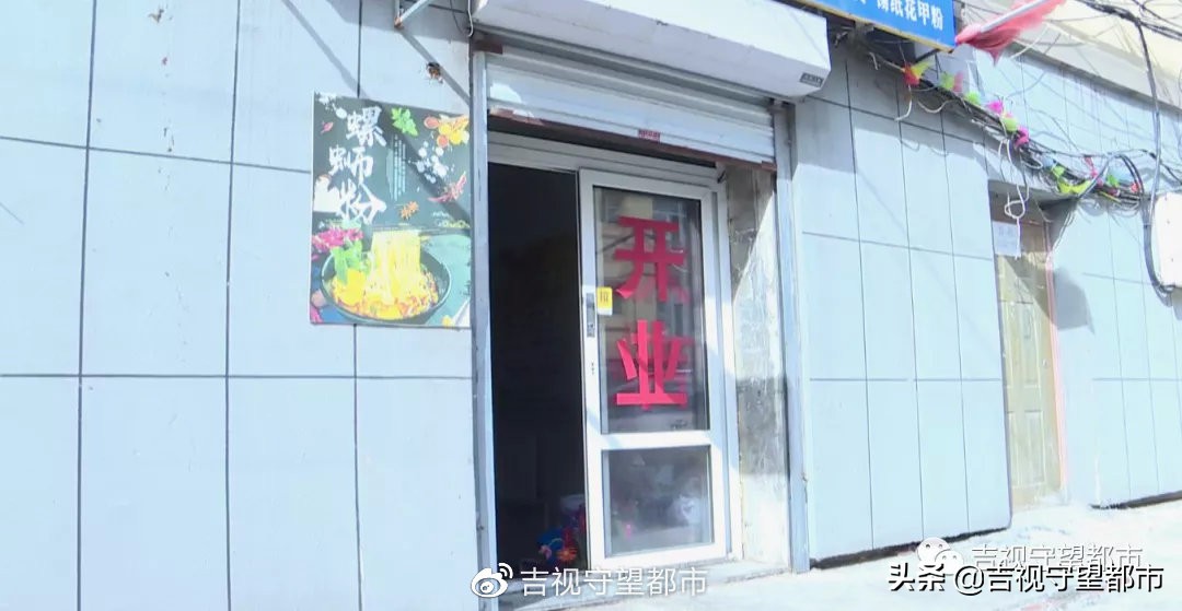 宠物狗路边玩耍被抱走后续,小狗在门口被人抱走了