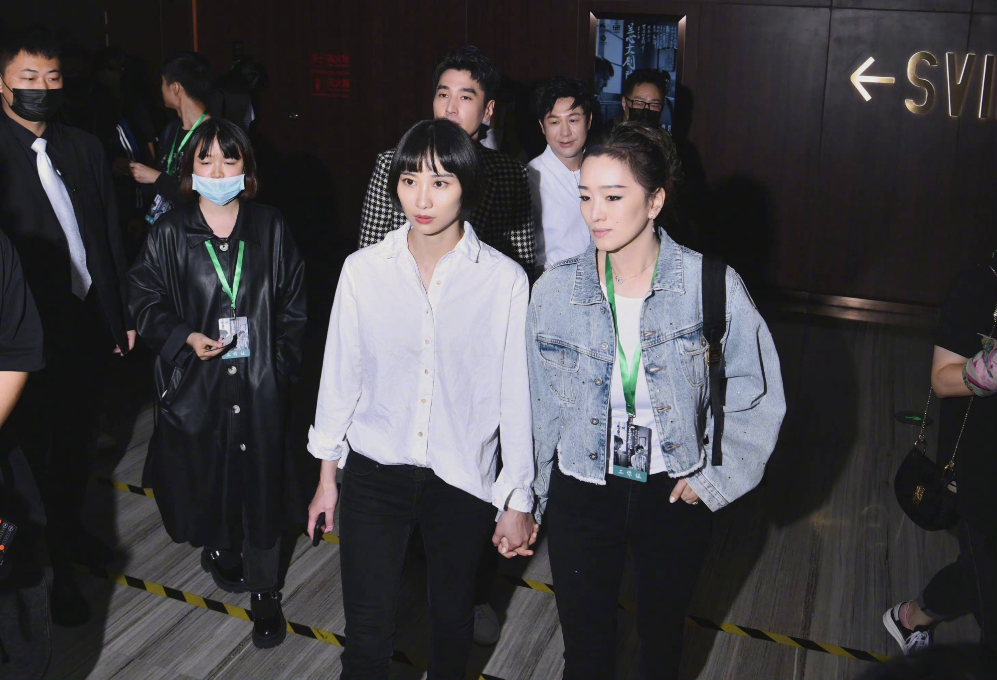 巩俐白衬衫配白裙,巩俐穿碎花裙显壮实力