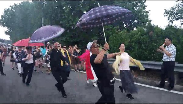 中国大妈们在国外跳广场舞,中国大妈在温哥华商场跳广场舞