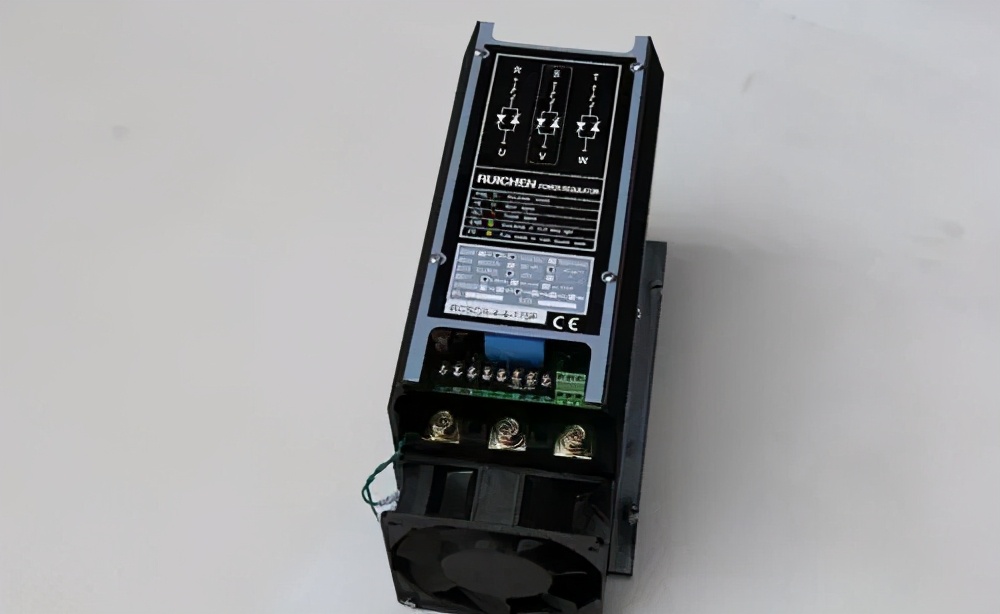 电力调整器是调电流还是电压,电力调整器是由固态继电器做的吗