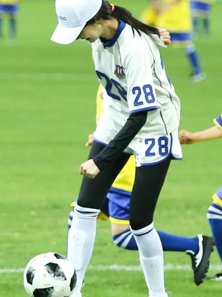 baby和小朋友玩耍,baby和小孩子互动