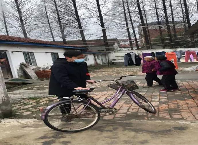 医护人员奔赴抗疫一线,带着家人一起踏上旅途