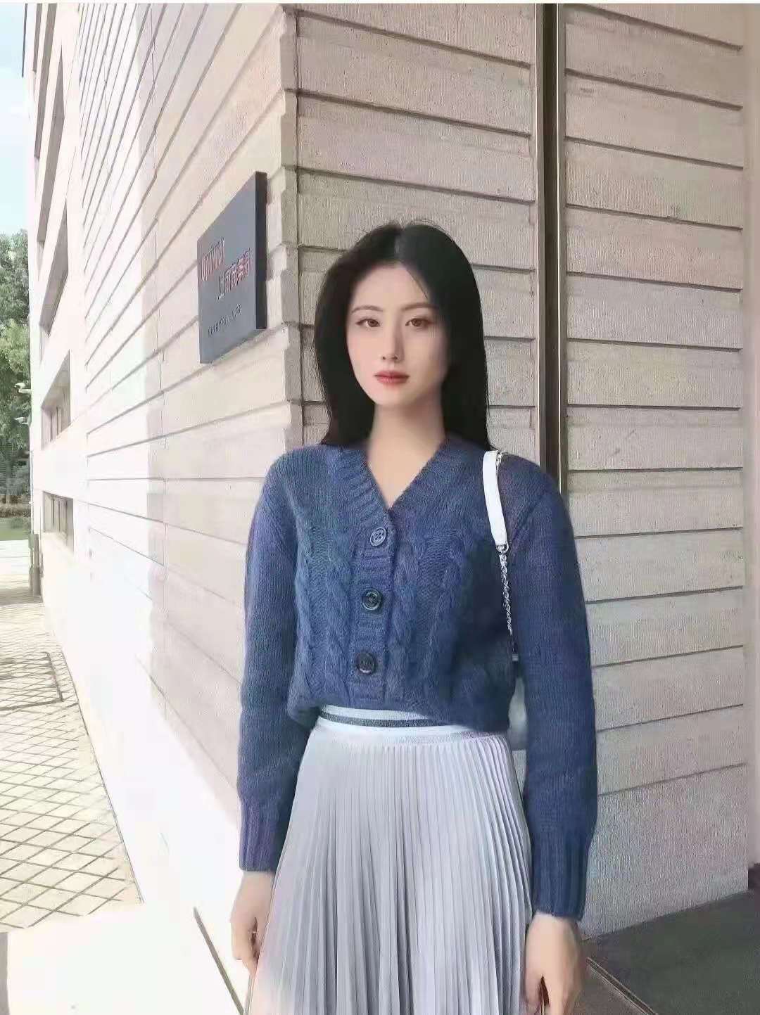 墨绿色百褶裙搭配什么上衣,银灰色百褶裙搭配什么上衣