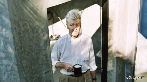 他是电影圈中的咖啡老炮，3岁开始喝咖啡，每天畅饮20杯
