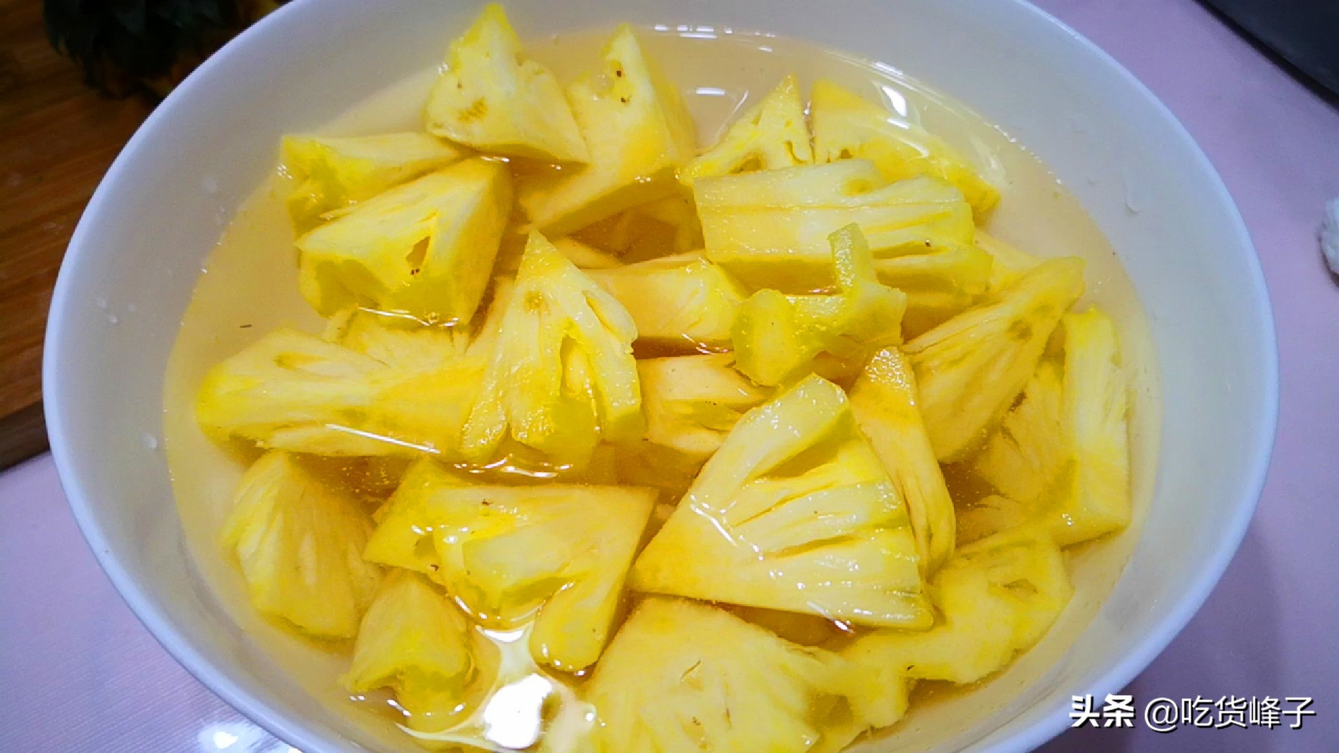 教你菠萝这样切，水果店老板不削皮都不怕，简单又快速，还不脏手