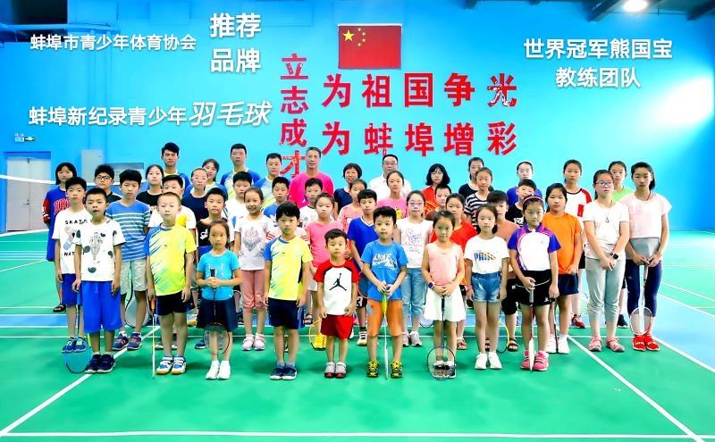 曹老集中学凌雅菊喜获市田径运动会铁饼冠军