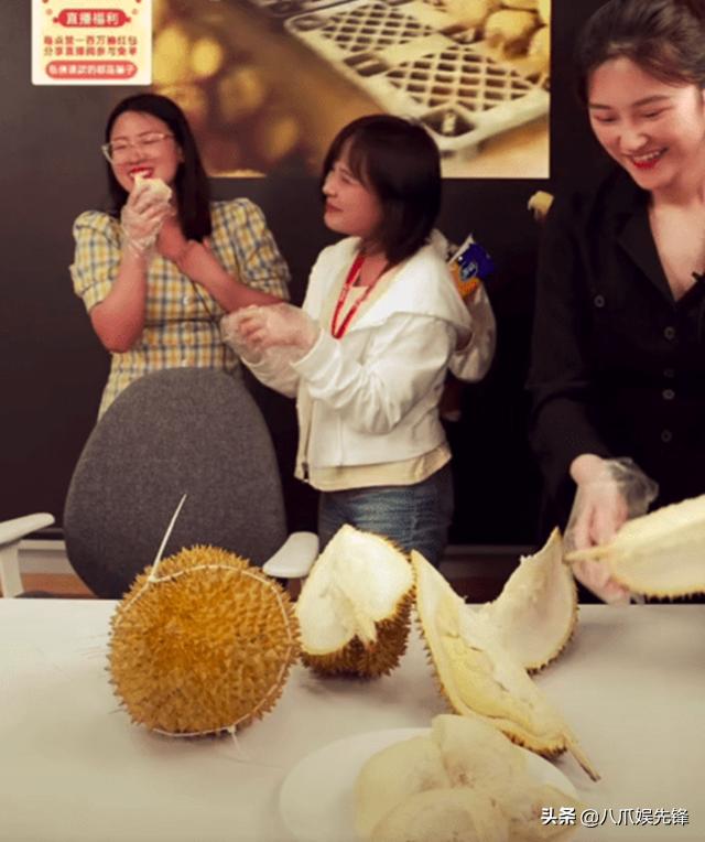 直播成明星现形记?田源卖玉被质疑造假,杨仪一把扇子卖八百