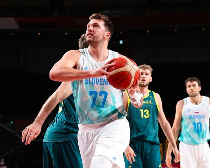 东契奇赛场发怒喷队友,东契奇怒喷教练