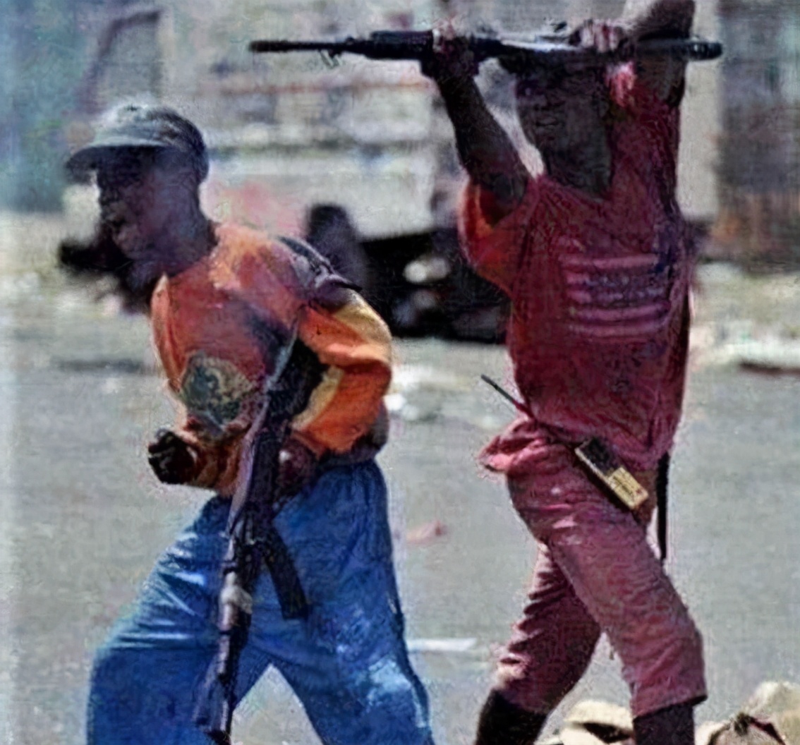 非洲大叔教你压枪！超过头顶的豪放射击，几万发*弹子**都打不死人