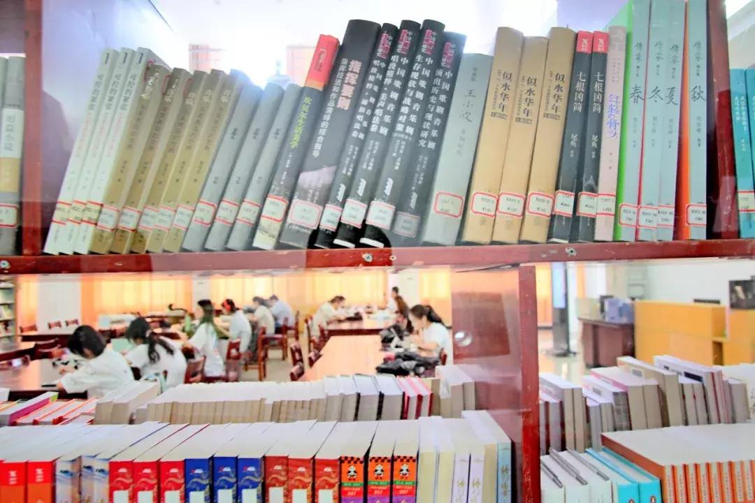 武昌这所低调的大学坐拥一线江景，教学楼窗外就是黄鹤楼