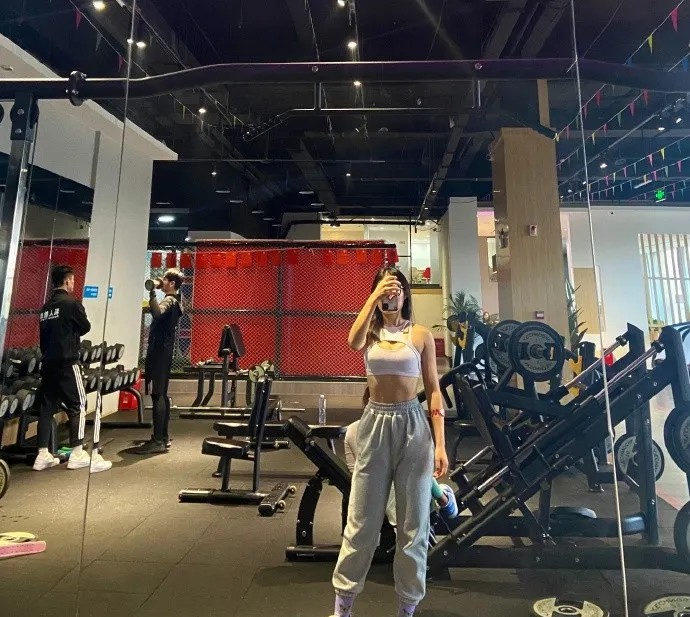 河南腹肌女神在线秀翘臀，性感指数100%，网友：我想拥有！