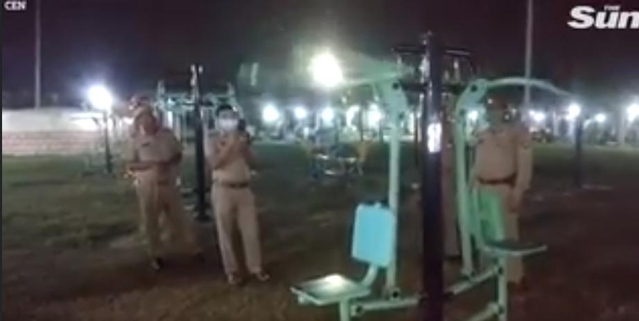 印健身器材深夜自己运动，警察称涂太多润滑油，网友：印度神油？