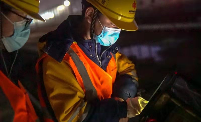 深夜出诊的地铁医生,行走在一线的医生