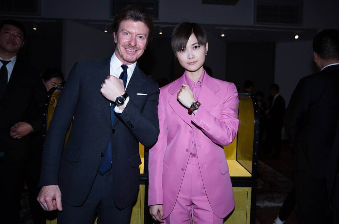 李宇春戛纳红毯黑白套装,李宇春穿高定礼服照