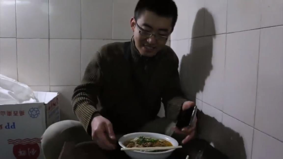 三和大神上一天玩三天，日结100吃4元的面，8块钱网吧包夜