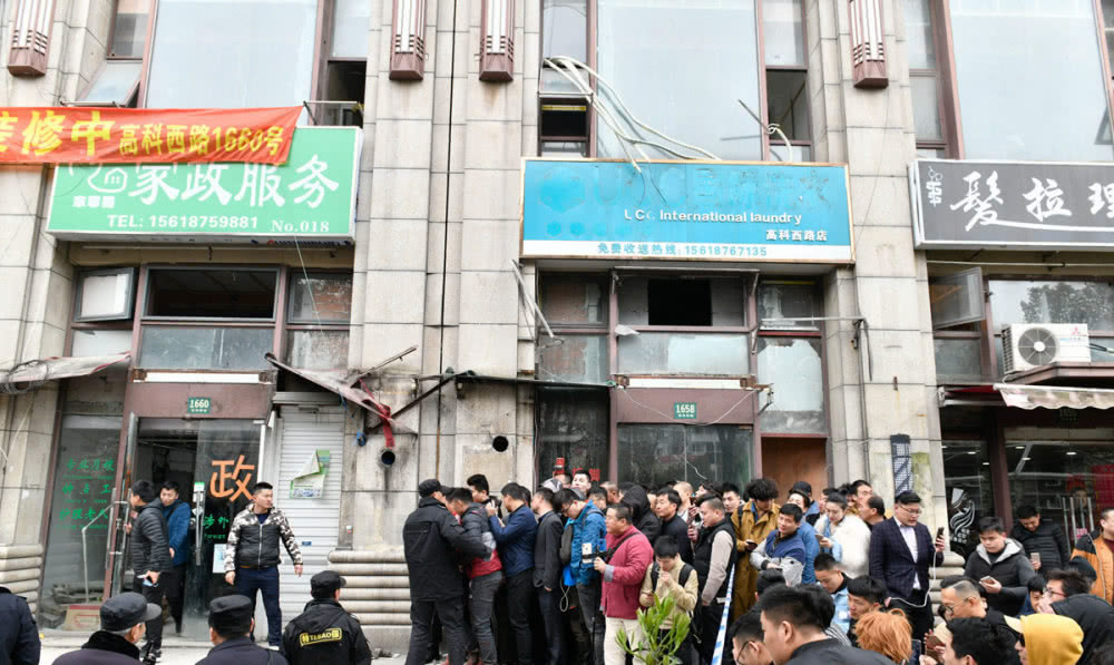 网红流浪大师被层层包围,流浪大师被围观事件