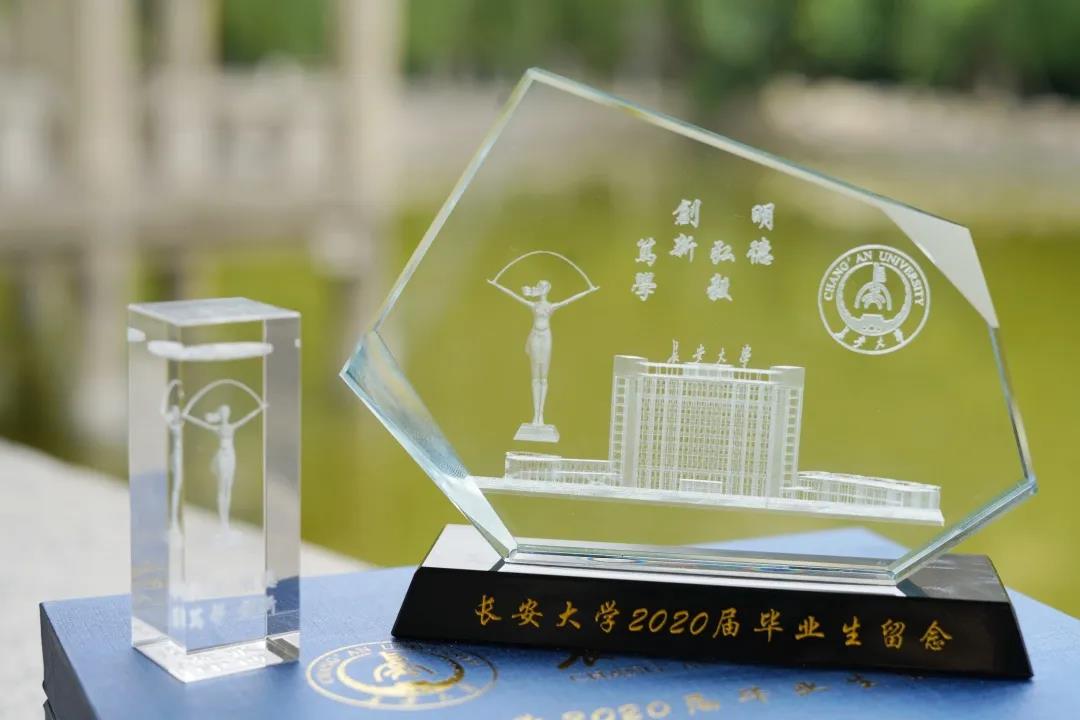 火了！陕西最豪华毕业礼物：水晶、合金珐琅独一无二定制，还刻有每个人名字！