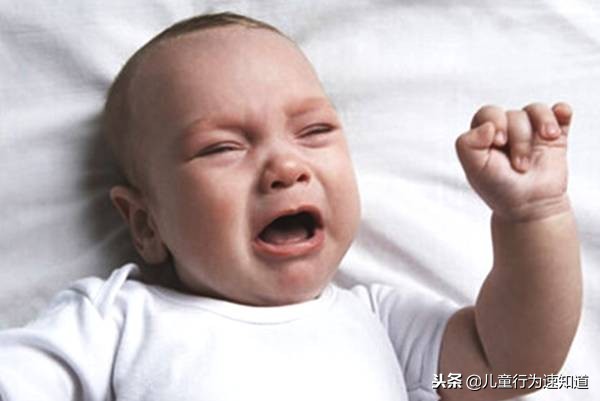 宝宝睡觉总是惊跳正常吗,新生儿被吓到睡觉总惊跳