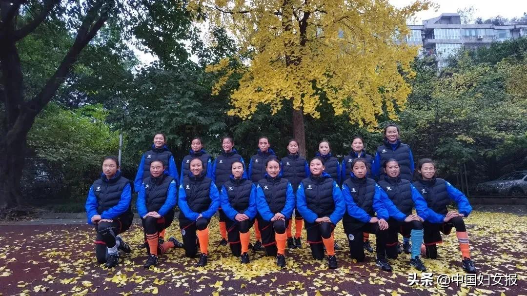 一群女孩踢球,大山里走出女子足球队