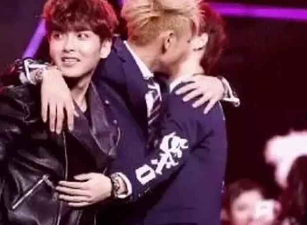 黄子韬拥抱杨超越,杨超越对男明星痴迷