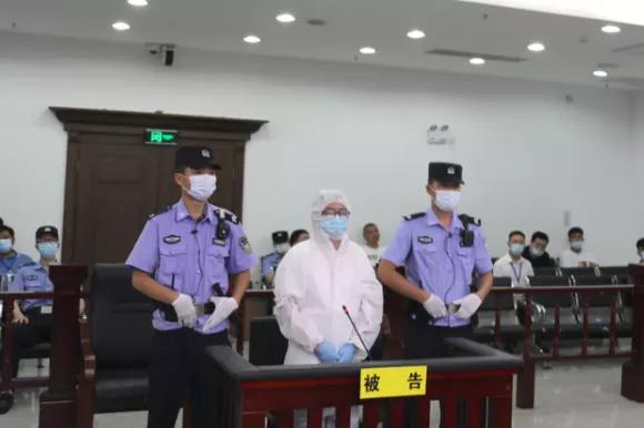 坐高铁霸座被警察抓,高铁上霸座的人被警察抓