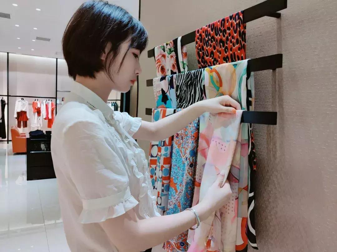 导购变明星,导购变脸