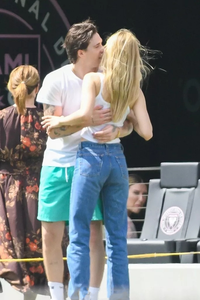 小贝夫妇回应亲吻小七,小贝长子牵手秀恩爱