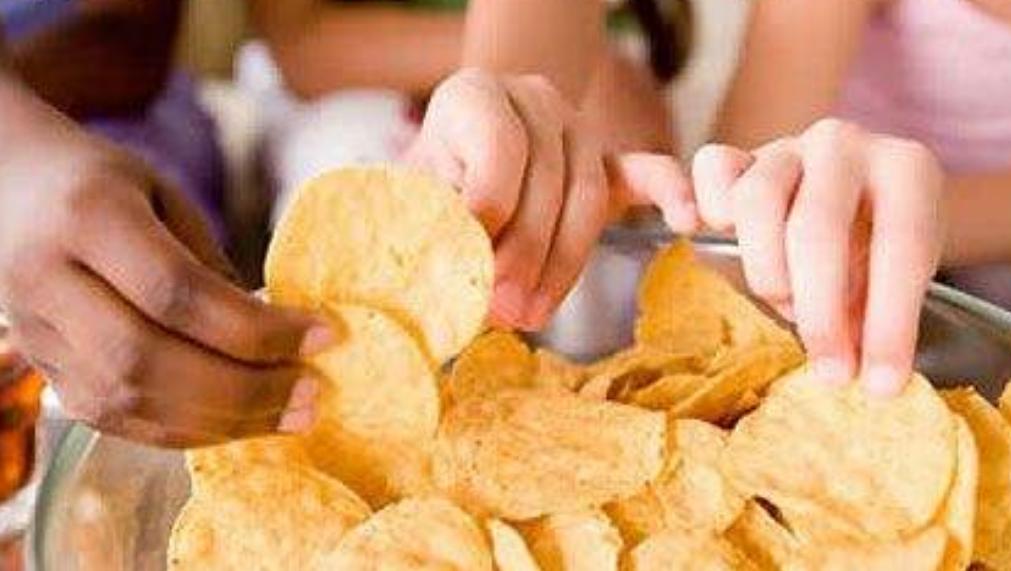 13岁小孩长喉结长胡子还长个吗,12岁长出胡子和喉结