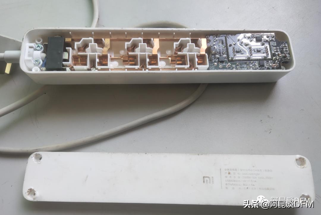 拆解小米插板,小米插座拆解评测