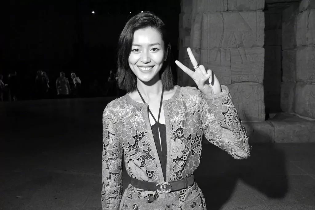 刘雯何穗个人简介,刘雯何穗奚梦瑶走秀视频