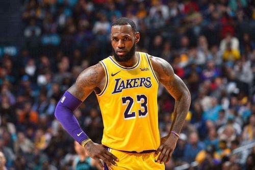 1个问题被问2次詹姆斯答案截然不同出尔反尔却被赞：情商真高