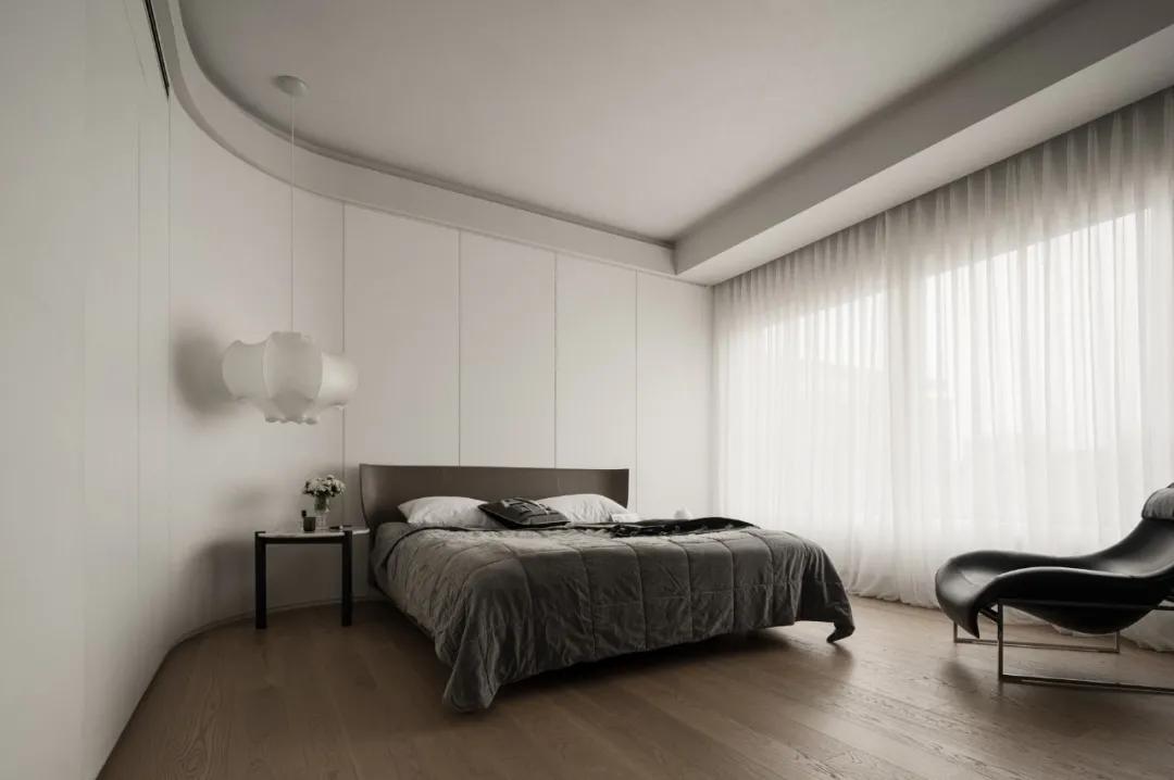 她从欧洲背回月球灯，“明明如月，何时可掇”，把家变成了艺术馆