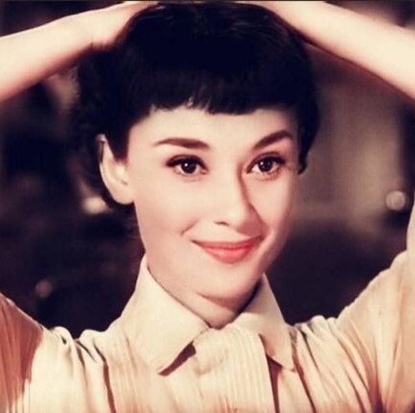 别人在逆袭变美，她却把从“公主感”到土气的造型雷区全踩了一遍