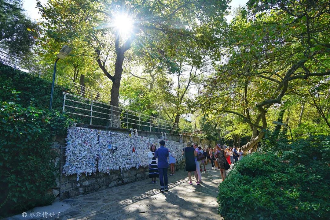 据说塞尔丘克的山坡上的许愿墙很灵验，好多土耳其人来此许愿