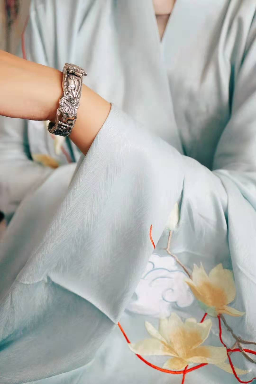 白底青手镯适合多大年纪戴,碧玉手镯适合多大年纪戴