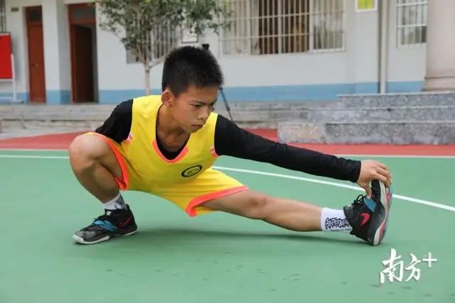 独臂少年在广东宏远俱乐部打球,独臂少年来到广东宏远训练基地