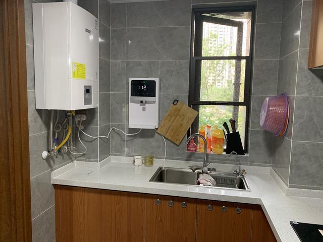 朋友来我家看看装修风格说说,精装房背景墙太丑了怎么办