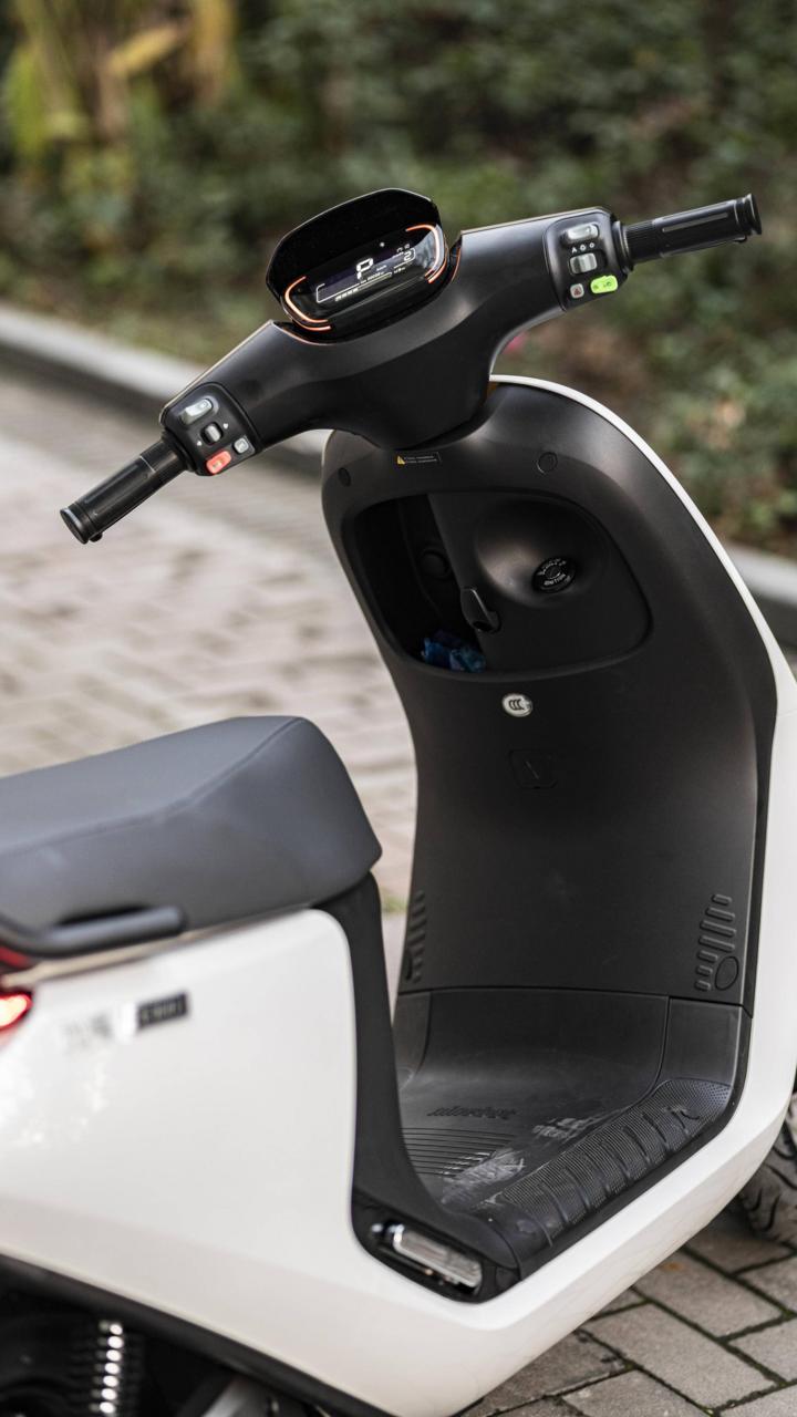 大灯炫酷有型,九号e100大灯效果