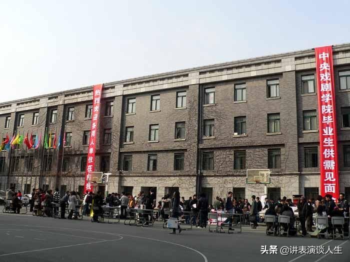 怎么才可以当一名美术老师,毕业后想当老师有什么条件