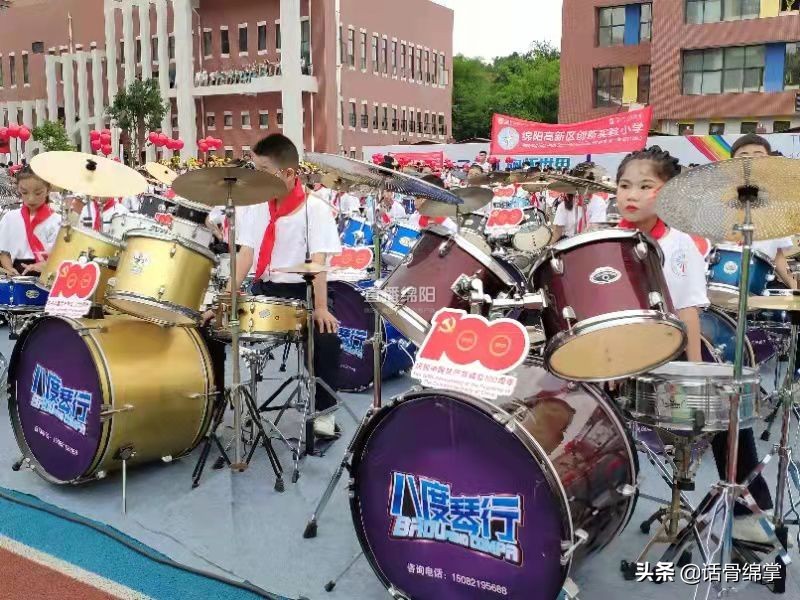 学习之外这里的孩子足球、书法、唱歌、跳舞……样样行