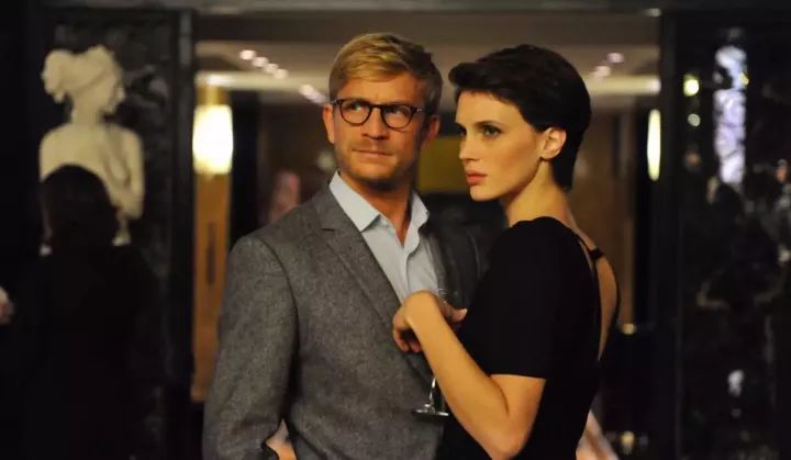 《双面情人》：纷繁欲望下，一场女性的自我探索与心灵救赎