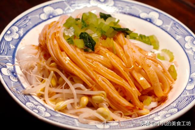 想吃凉皮不用买最简单的制作方法,不用洗面的米皮的家常做法