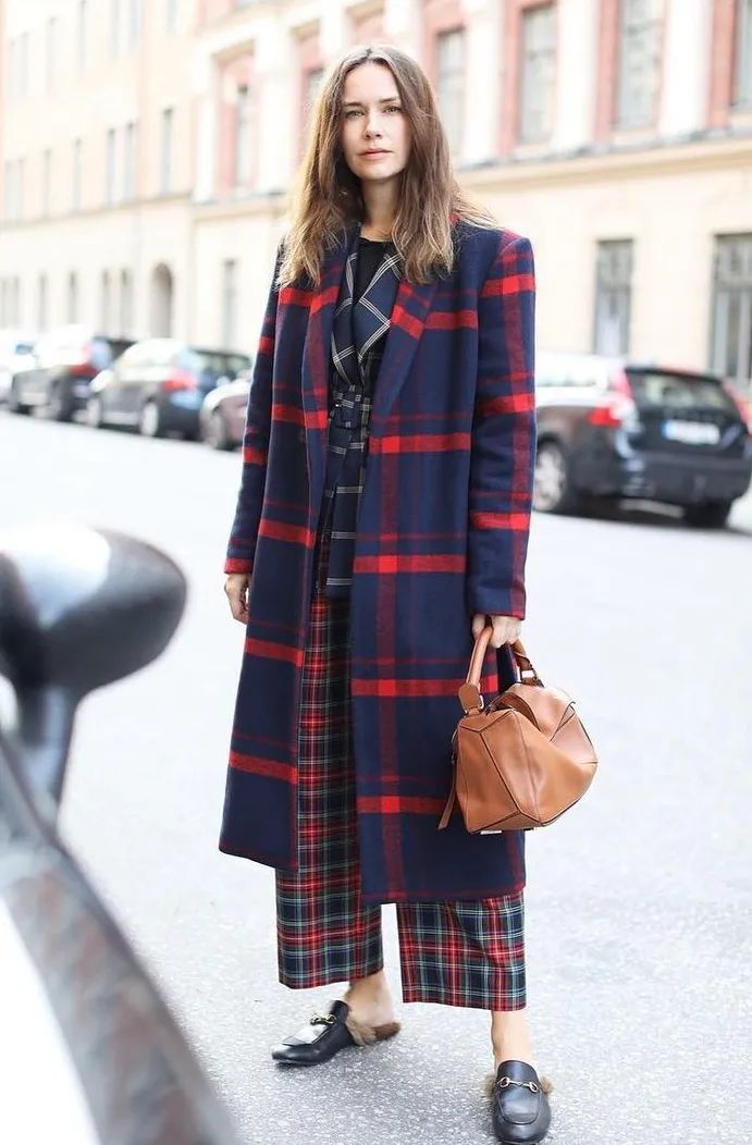 墨绿色格纹大衣怎样搭配好看,短款格纹毛呢大衣的搭配方法