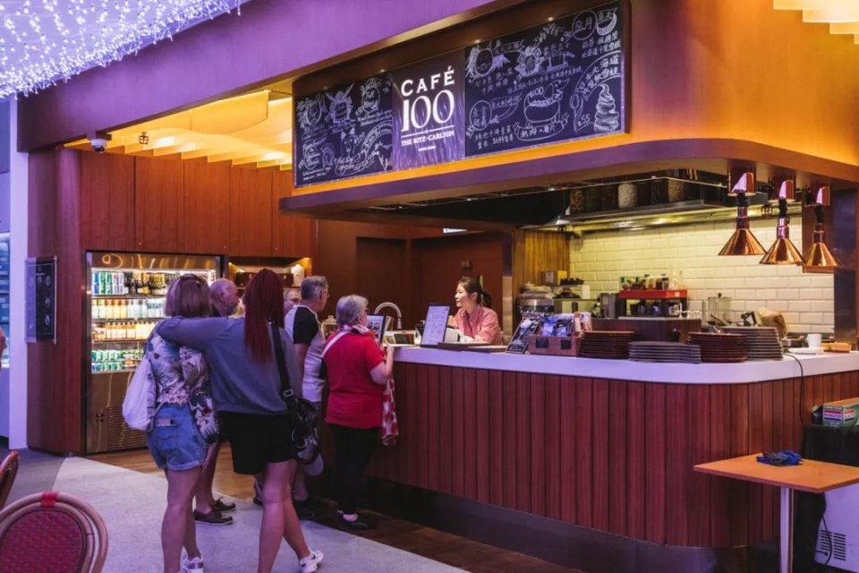 漫步香港街头感受港岛风景,逛整个香港要多长时间