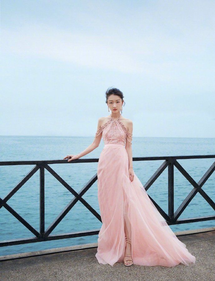 周冬雨深v礼服对比,周冬雨超完美身材