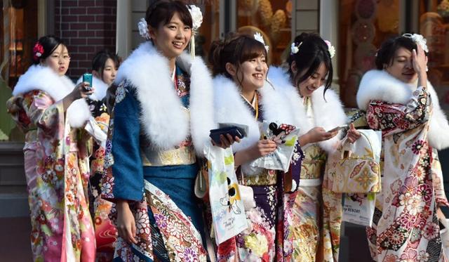 日本女孩走路喜欢“内八”，这样走不奇怪吗？其实她们也很苦恼！