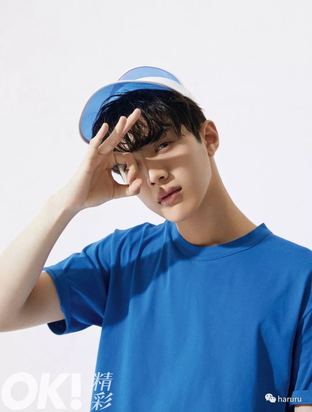 赖冠霖联名同款羽绒服,赖冠霖深蓝色西装