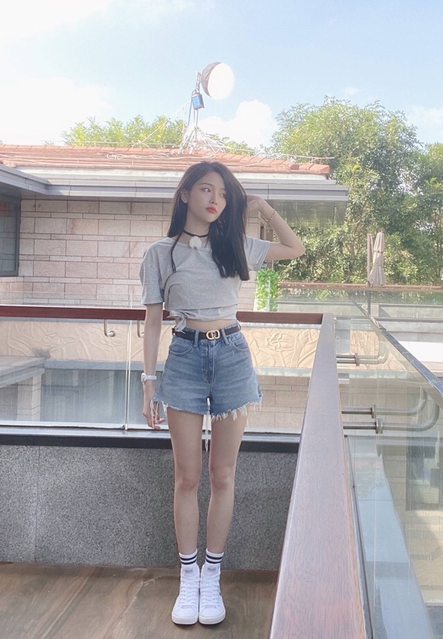 吴宣仪深v抹胸裙金色,吴宣仪深v礼服照